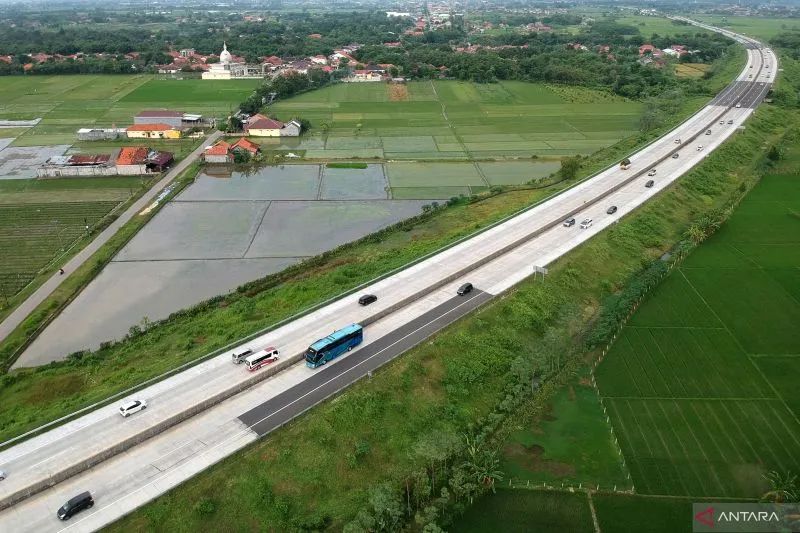 Foto udara kendaraan melintas di Jalan Tol Pejagan-Pemalang, Kabupaten Tegal, Jawa Tengah, Rabu, 4 Mei 2022. Foto: Antara/Oky Lukmansyah/tom.
