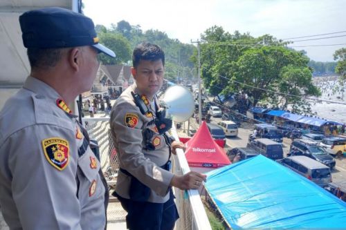 Kapolres Sukabumi AKBP Dedy Dharmawansyah bersama Kasatpolairud Polres Sukabumi AKP Tenda Sukendar saat memantau aktivitas wisatan yang berada di objek wisata pantai selatan Kabupaten Sukabumi. Foto: Antara/Aditya Rohman