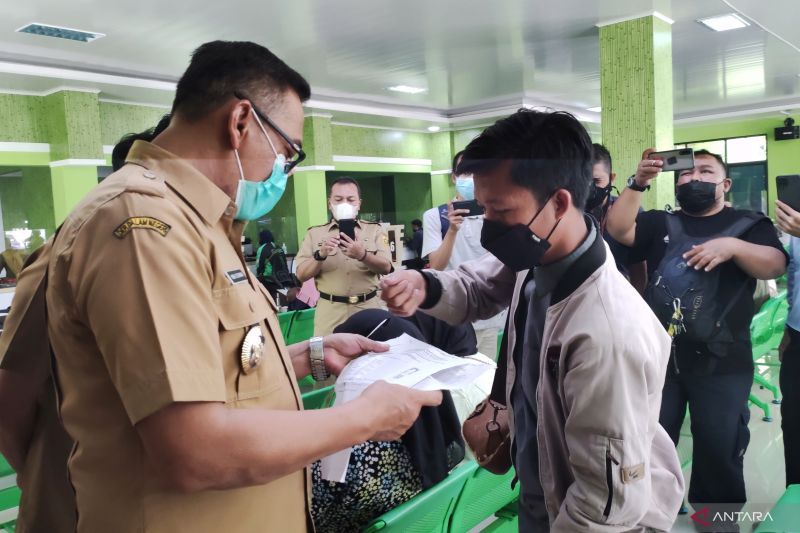 Plt Bupati Bogor, Iwan Setiawan, menemui warga yang mengeluhkan lambannya proses pembuatan KTP saat sidak di Kantor Disdukcapil Kabupaten Bogor, Jawa Barat, Senin, 9 Mei 2022. ANTARA/M Fikri Setiawan