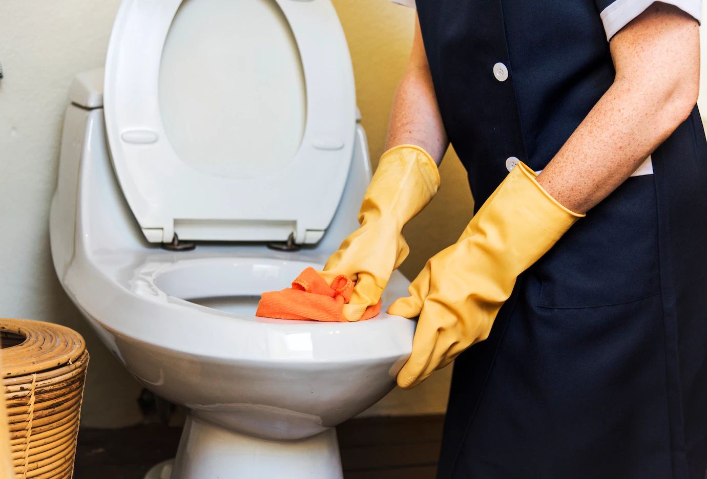 Tanpa Perlu Panggil Tukang, Ini 5 Cara Atasi WC Mampet