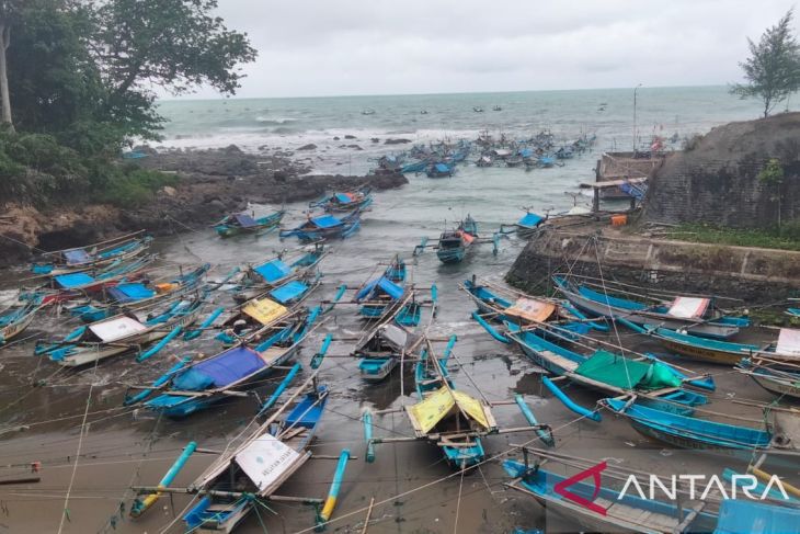 Gelombang tinggi masih terjadi di pesisir selatan Cianjur, Jawa Barat, seperti di Pantai Jayanti, Kecamatan Cidauan. Foto: /Ahmad Fikri