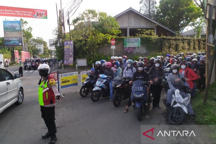 Kendaraan wisatawan memadati kawasan Lembang, Kabupaten Bandung Barat, pada saat libur Lebaran 2022. Foto: Antara/Bagus Ahmad Rizaldi