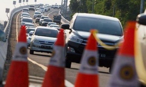 Urai Kemacetan, Jasa Marga Lakukan Contraflow di Tol Jakarta-Cikampek