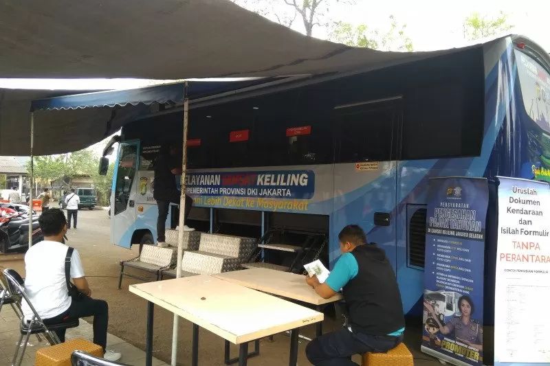 Layanan mobil Samsat Keliling melayani warga di Taman Makam Pahlawan Kalibata, Jakarta Selatan. Foto: Antara/Laily Rahmawaty