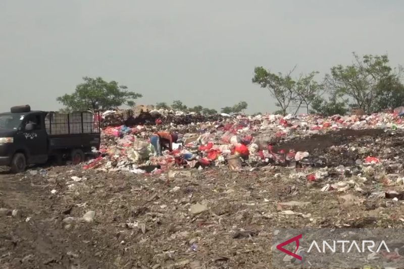 Kondisi aktivitas pembuangan sampah ilegal di Kampung Kobak Rante, Desa Karang Reja, Kecamatan Pebayuran, Kabupaten Bekasi, Jawa Barat. ANTARA/Pradita Kurniawan Syah