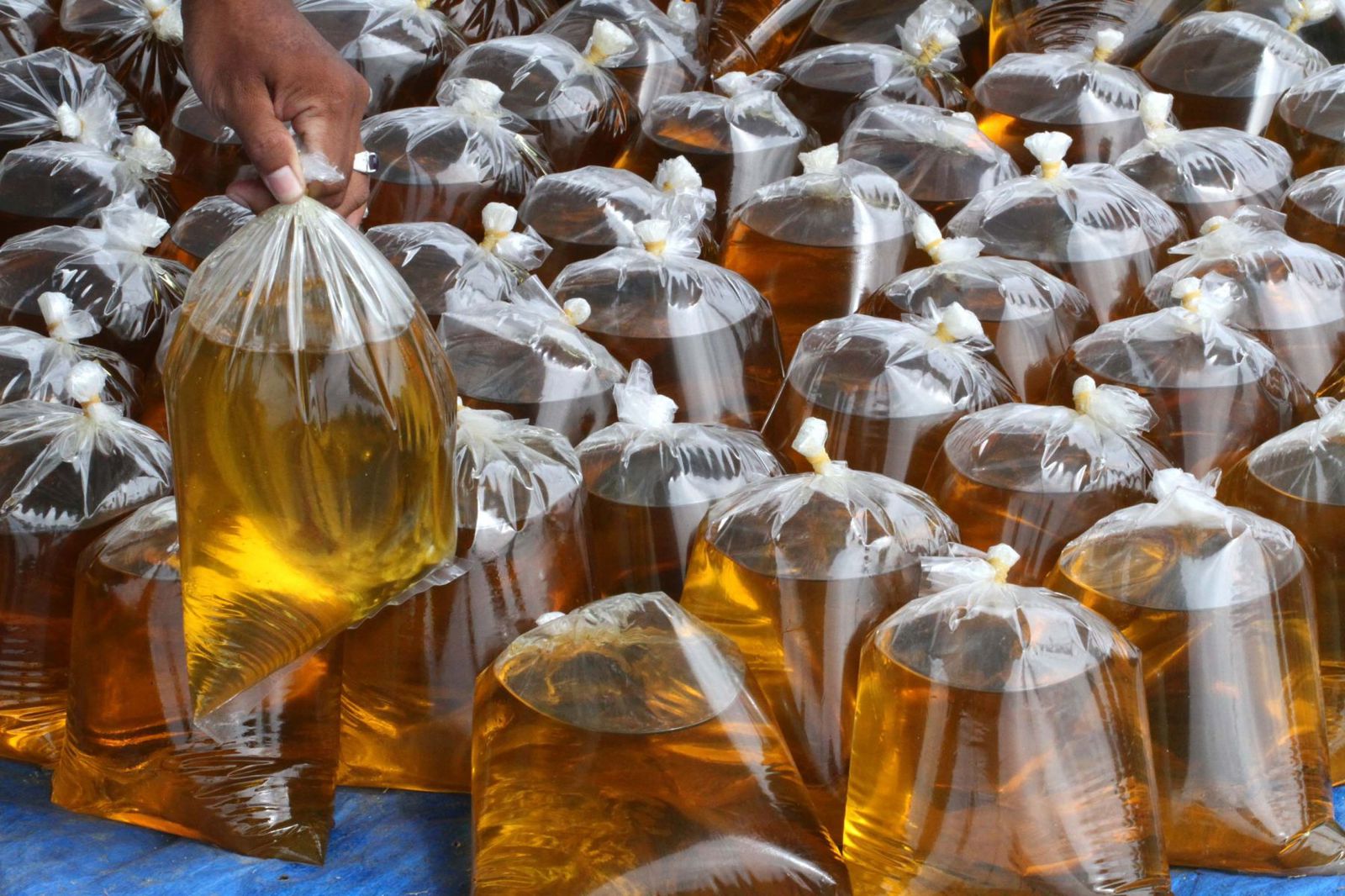 Harga minyak goreng curah di Pasar Tradisional Cisalak, Kota Depok, Jawa Barat, mencapai Rp21.000 per liter. Foto: Antara