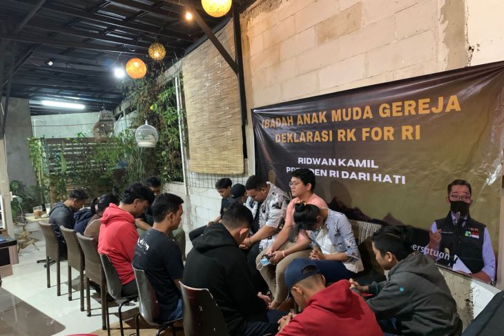 Sejumlah perkumpulan generasi muda yang tergabung dalam Pemuda Nasrani di Kabupaten Sumedang, Jawa Barat mendukung Gubernur Jawa Barat M Ridwan Kamil untuk maju menjadi calon presiden pada Pemilu Presiden (Pilpres) 2024. Foto: Antara/HO-Humas Pemuda Nasra