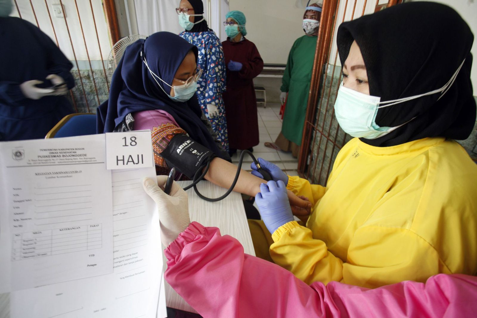 Petugas kesehatan memeriksa seorang jemaah calon haji di Puskesmas Bojonggede, Kabupaten Bogor, Jawa Barat. Foto: Antara