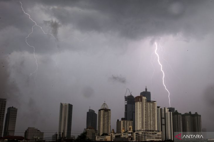 Petir menyambar di langit Jakarta yang sedang diliputi awan gelap penanda hujan pada Jumat, 20 Mei 2022. Foto: Antara/Fauzan/aww