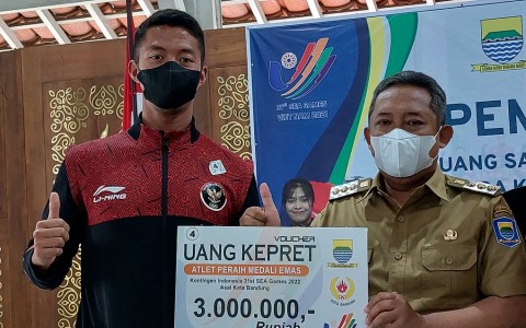 Wali Kota Bandung, Yana Mulyana, menyerahkan uang kepret kepada atlet dayung rowing, Rifqi Harits, peraih medali emas di Sea Games Vietnam 2021.