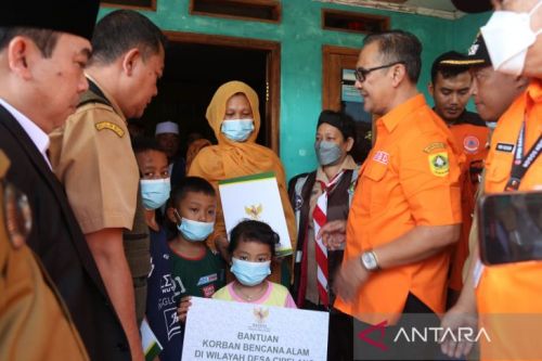 Plt Bupati Bogor Iwan Setiawan menyerahkan bantuan untuk korban longsor di Kampung Pasir Pogor, Desa Cipelang, Cijeruk, Kabupaten Bogor, Jawa Barat, Senin (23/5/2022). (ANTARA/HO-Humas Pemkab Bogor)