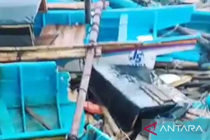 Kondisi bangkai perahu nelayan di Pantai Minajaya, Desa Pasiripis, Kecamatan Surade, Kabupaten Sukabumi, Jawa Barat yang hancur akibat diterjang gelombang tinggi. Foto: /Aditya Rohman