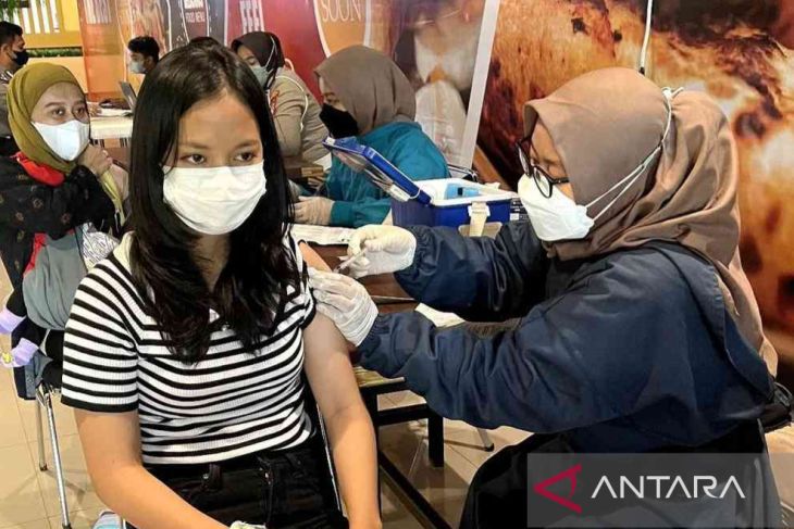 Vaksinasi COVID-19 dosis penguat antibodi kepada warga Kabupaten Bekasi, Jawa Barat. Foto: Antara/Pradita Kurniawan Syah