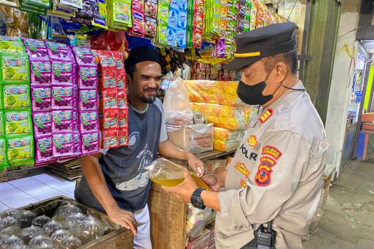 Kapolsek Citamiang AKP Arif Saptaraharja turun langsung ke lapangan untuk melakukan pemeriksaan ketersediaan minyak goreng yang dijual di sejumlah toko di Kecamatan Citamiang, Kota Sukabumi, Jabar pada Selasa, (24/5). Antara/Aditya Rohman