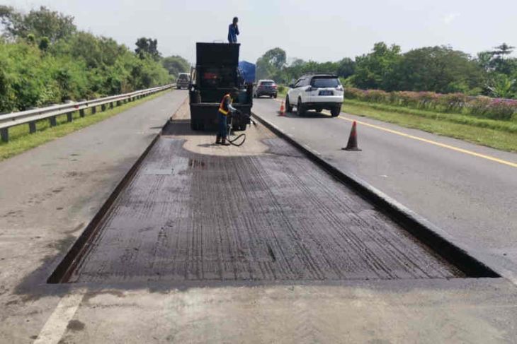 Pekerja mengoperasikan alat berat untuk memperbaiki Jalan Tol Palikanci Cirebon, Jawa Barat. Foto: Antara/HO-Humas Jasa Marga