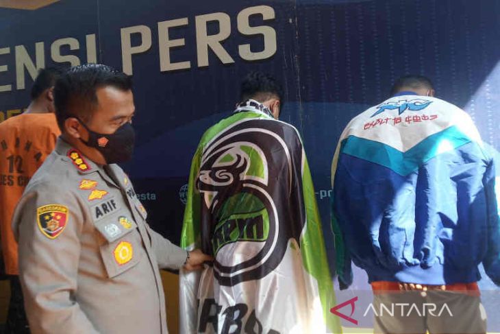 Kapolresta Cirebon Kombes Pol Arif Budiman (kiri) saat mengenakan atribut dua anggota geng motor yang melakukan penganiayaan di Cirebon, Jawa Barat, Jumat (27/5/2022). Foto: Antara/Khaerul Izan.