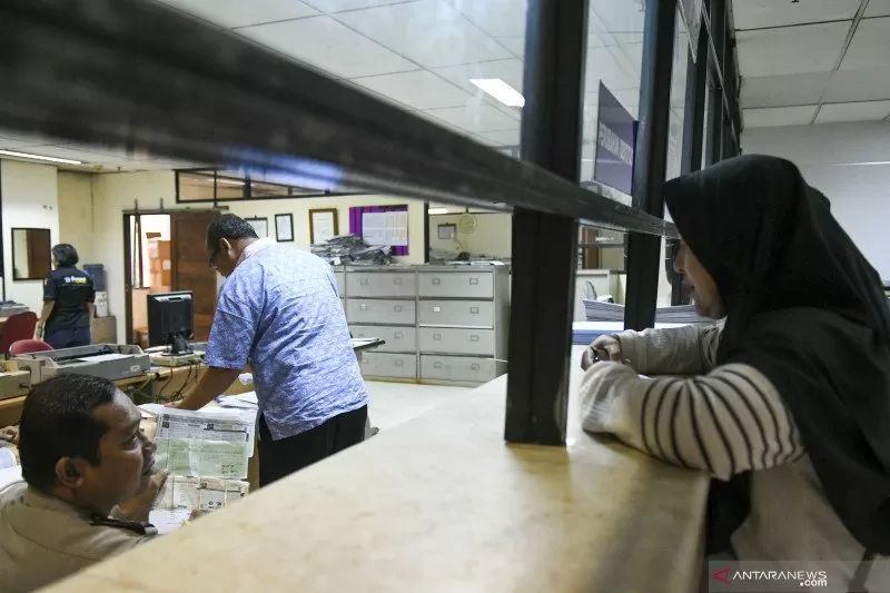 Petugas melayani wajib pajak di kantor Samsat Jakarta Utara, di Jakarta. Foto: Antara/Nova Wahyudi/wsj