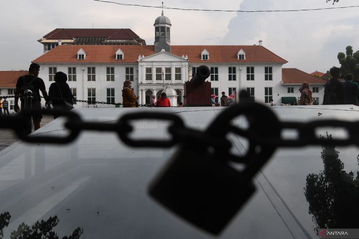 Sejumlah warga mengunjungi kompleks Museum Fatahilah di kawasan Kota Tua, Jakarta. Foto: Antara/Wahyu Putro A/wsj