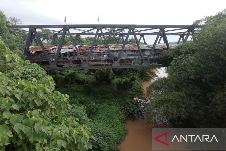 Jembatan penghubung antarkawasan industri MM2100 dengan EJIP di Cikarang, Kabupaten Bekasi, Jawa Barat. Foto: /Pradita Kurniawan Syah