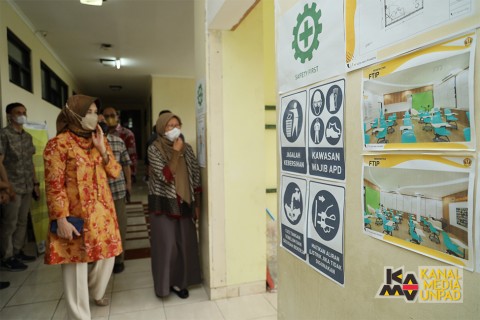 Rektor Unpad Rina Indiastuti usai meninjau renovasi kelas hybrid di Fakultas Ekonomi dan Bisnis, Fakultas Teknologi Industri Pertanian, dan Fakultas Psikologi. DOK Unpad