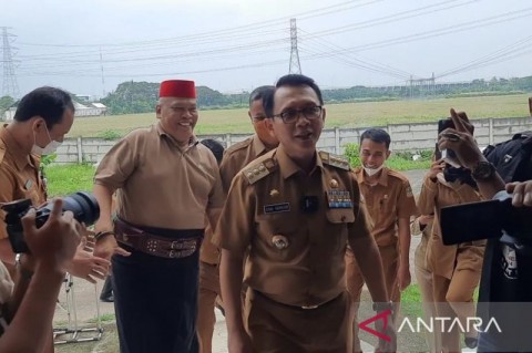 Penjabat Bupati Bekasi, Jabar, Dani Ramdan mengunjungi Balai Latihan Kerja di Kecamatan Tambun Utara pada Jumat (3/6/2022). (FOTO ANTARA/Pradita Kurniawan Syah