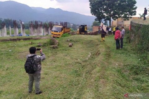 Sejumlah petugas menyiapkan lahan untuk pemakaman Eril di lahan keluarga besar Gubernur Jabar, Ridwan Kamil, di Kecamatan Cimaung, Kabupaten Bandung, Jumat, 10 Juni 2022. Foto: Antara/Bagus Ahmad Rizaldi