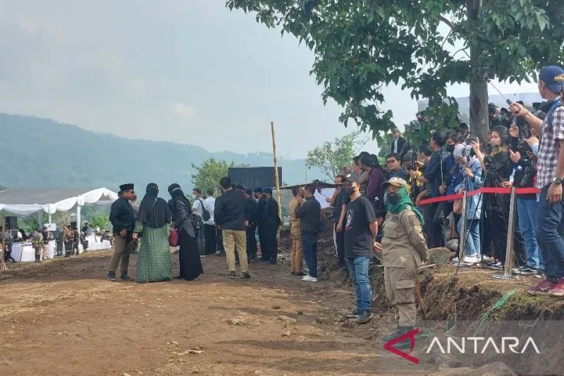Petugas Satpol PP berjaga di area pemakaman Emmeril Kahn Mumtadz di Kecamatan Cimaung, Kabupaten Bandung, Jawa Barat, Senin, 13 Juni 2022). Foto: Antara/Ajat Sudrajat