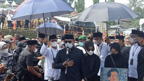 Gubernur Jawa Barat usai pemakaman putranya Emmeril Kahn Mumtadz di Kabupaten Bandung. Foto: Medcom.id/Roni Kurniawan