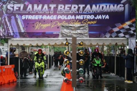 Peserta bersiap memacu sepeda motornya dalam Street Race Polda Metro Jaya di Ancol, Jakarta. Foto: Media Inodnesia/VICKY GUSTIAWAN