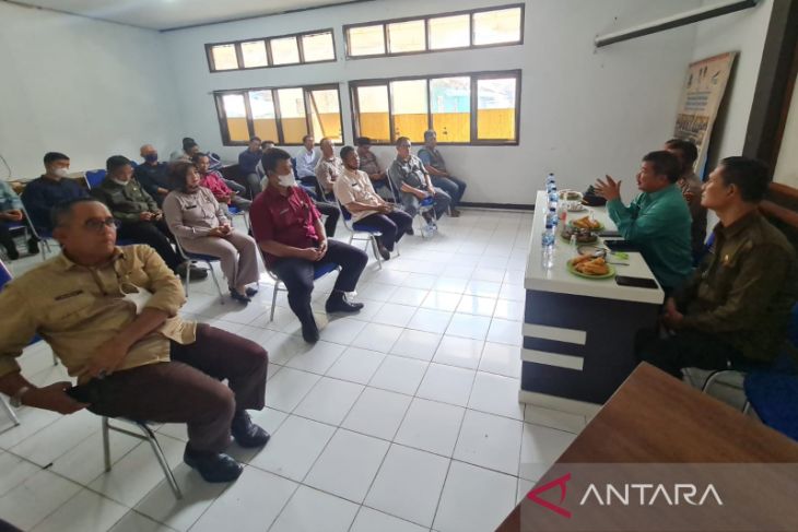 Bupati Garut Rudy Gunawan (kedua kanan) menggelar rapat koordiasi di Kecamatan Singajaya, Kabupaten Garut, Jawa Barat, Selasa (14/6/2022). (ANTARA/HO-Diskominfo Garut
