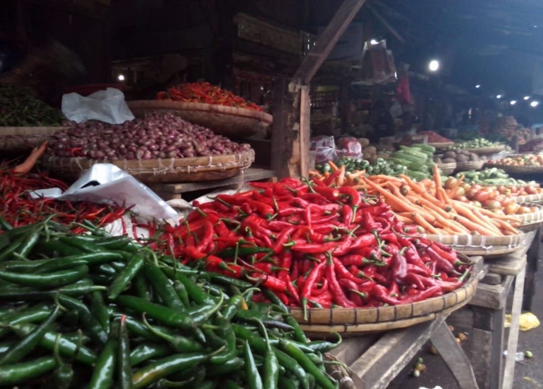 Harga cabai di Pasar tradisional Cikurubuk mulai turun, namun bawang merah justru malah naik. Foto: Media Indonesia/Adi Kristiadi 