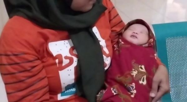 Warga Kabupaten Cirebon Melahirkan Bayi di Dalam Taksi