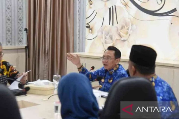 Penjabat (Pj) Bupati Bekasi Dani Ramdan memberikan instruksi saat rapat koordinasi membahas persoalan pengangguran bersama Dinas Ketenagakerjaan Kabupaten Bekasi di Ruang Rapat Bupati Bekasi pada Jumat, 17 Juni 2022. Foto: Antara/Pradita Kurniawan Syah