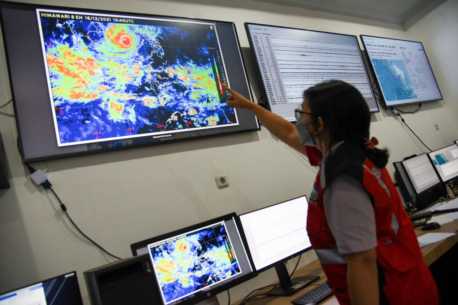 Pegawai BMKG memaparkan potensi cuaca yang akan terjadi di beberapa wilayah di Indonesia. Foto: Antara