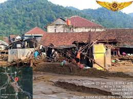 Banjir bandang menerjang wilayah Desa Purasari di Kecamatan Leuwiliang, Kabupaten Bogor, Jawa Barat, Rabu, 22 Juni 2022. (Dok/BPBD Kabupaten Bogor)