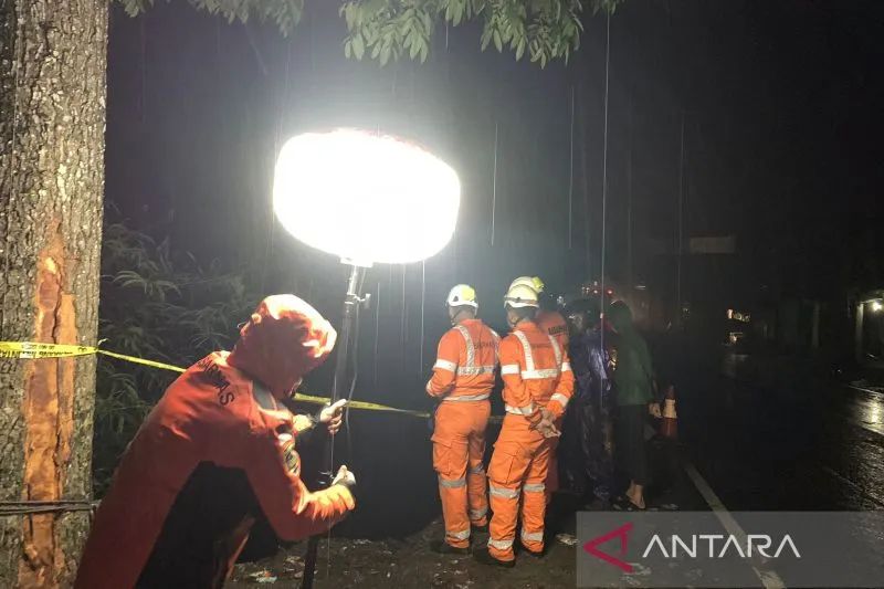 Petugas gabungan persiapan melakukan penyisiran untuk mencari seorang penumpang yang hilang dalam kecelakaan bus pariwisata di Rajapolah, Kabupaten Tasikmalaya, Jawa Barat, Sabtu, 25 Juni 2022. Foto: Antara/HO-Basarnas