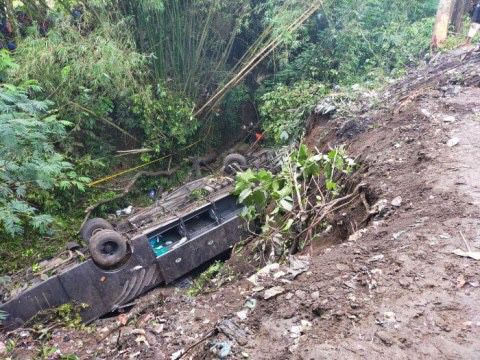 Bus pariwisata PO City Trans Utama mengalami kecelakaan tunggal dan masuk ke dalam jurang di Desa Cirendeu, Tasikmalaya. Foto: Media Indonesia/Kristiadi