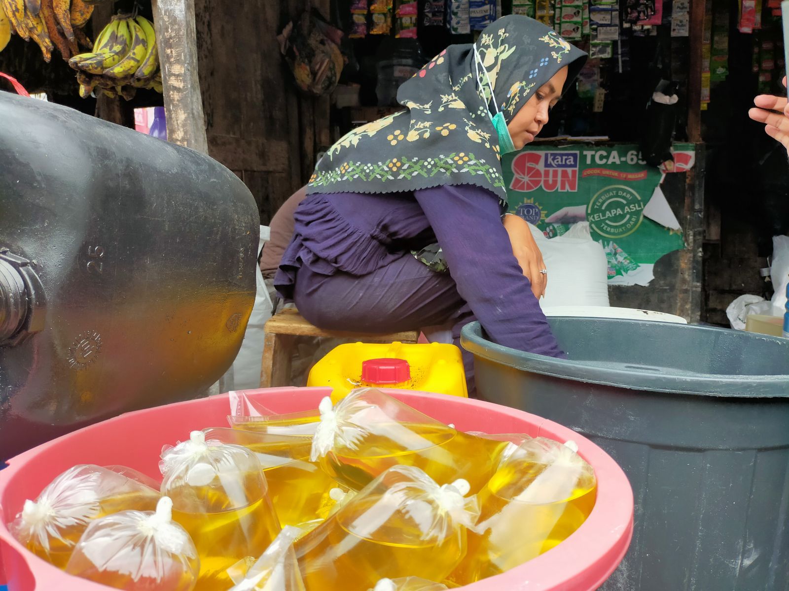 Minyak goreng curah di pasar tradisional. Foto: Media Indonesia/Kristiadi