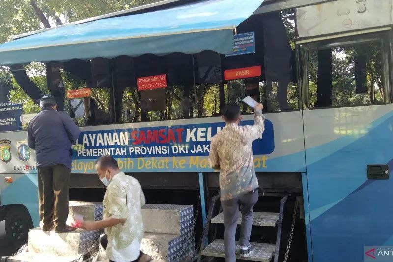 Wajib pajak memanfaatkan layanan Samsat keliling di Lapangan Banteng, Jakarta, Jumat, 3 Juni 2022. Foto: Antara/Dewa Ketut Sudiarta Wiguna