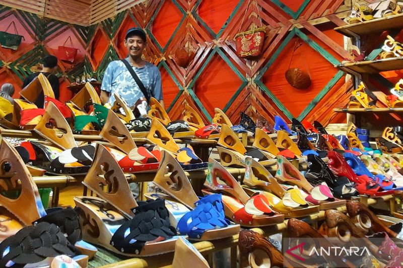 Chairul Rohman UMKM yang menjual sandal berbahan kayu Mahoni dan Jati asal Tasikmalaya Jawa Barat hadir pada pameran Jakarta Fair Kemayoran. Foto: Antara