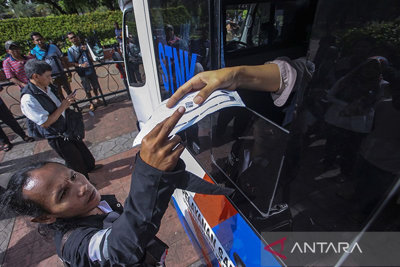 Warga memperpanjang Surat Tanda Nomor Kendaraan (STNK) di Samsat Keliling Lapangan Banteng, Jakarta. ANTARA FOTO/Muhammad Adimaja/pd/aa