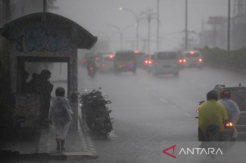 Waspada! BMKG Prediksi Hujan Lebat Disertai Kilat di 15 Wilayah Ini