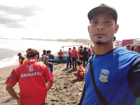 Tim SAR gabungan dari TNI, Polri, Tagana, BPBD dibantu nelayan melakukan pencarian satu korban tenggelam berada di TPI L. (Dok.Tagana Pangandaran)