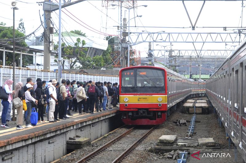 Ilustrasi: Sejumlah penumpang menunggu kedatangan KRL Commuter Line di Stasiun Bogor, Jawa Barat. ANTARA FOTO/Arif Firmansyah/foc.