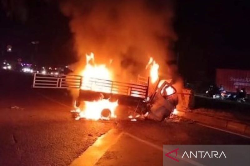 Mobil pikap terbakar di Jembatan Cipunagara, Kabupaten Subang, Jawa Barat. ANTARA/HO-Polres Subang