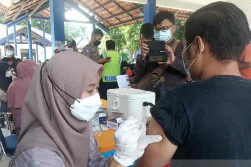 Petugas saat menyuntikkan vaksin COVID-19 bagi warga di Terminal Sumber, Kabupaten Cirebon, Jawa Barat, Sabtu (9/4/2022). (ANTARA/Khaerul Izan)