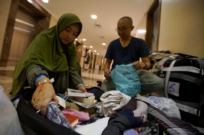 Kemenag membatasi berat koper jemaah maksimal 32 kilogram yang dapat masuk bagasi pesawat agar tidak membahayakan penerbangan.  Sumber: https://mediaindonesia.com/humaniora/506513/kedapatan-bawa-zamzam-puluhan-koper-jemaah-dibongkar