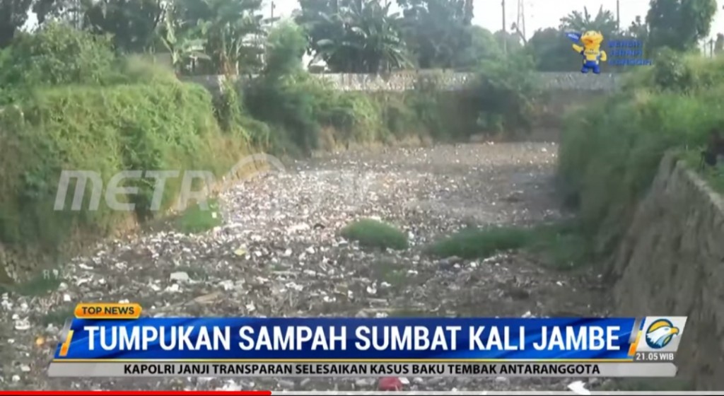 Tumpukan sampat sumbat Kali Jambe. Foto: Dok/Metro TV