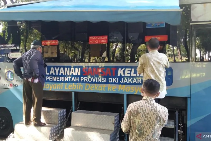 Arsip foto sejumlah wajib pajak membayar pajak kendaraan melalui layanan Samsat Keliling di Lapangan Banteng, Jakarta Pusat, Jumat (3/6/2022) ANTARA/Dewa Ketut Sudiarta Wiguna