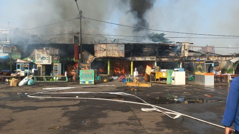Kebakaran hebat melanda 16 kios di Terminal Bekasi. Antonio/Medcom.id
